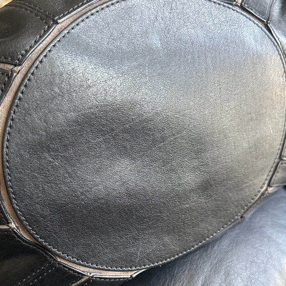 Anva Hindmarch Elegant Black Leather Shoulder Bag with Chain Accents - Picture 10 of 11